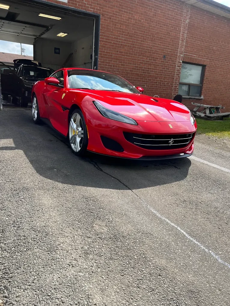 Ferrari Portofino rouge après un lavage intérieur et extérieur complet