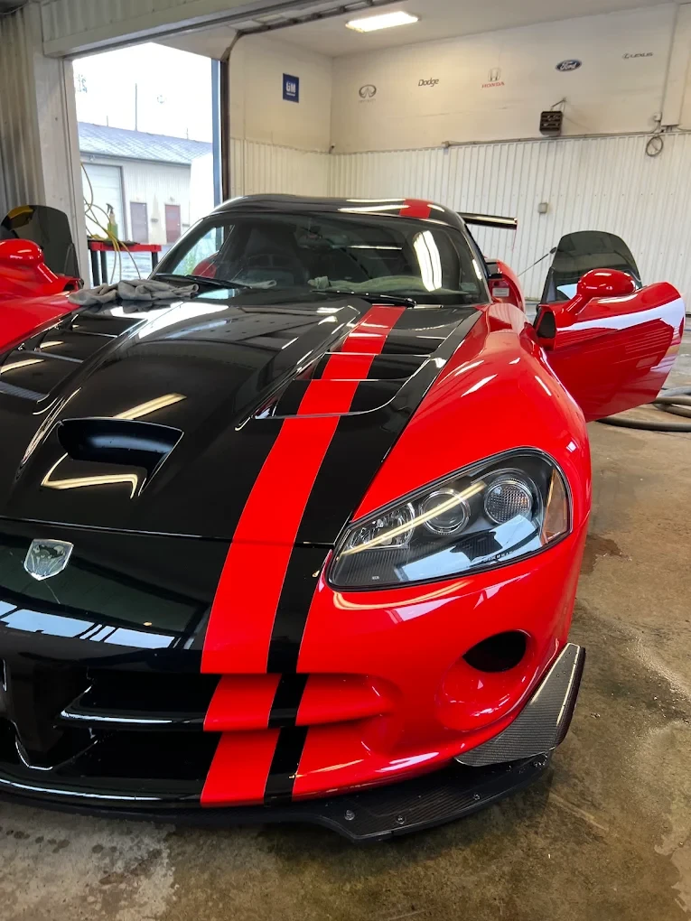 Dodge Viper noire et rouge à la carrosserie lustrée après une remise à neuf complète